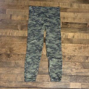 Spanx Cropped Camo Leggings Size L